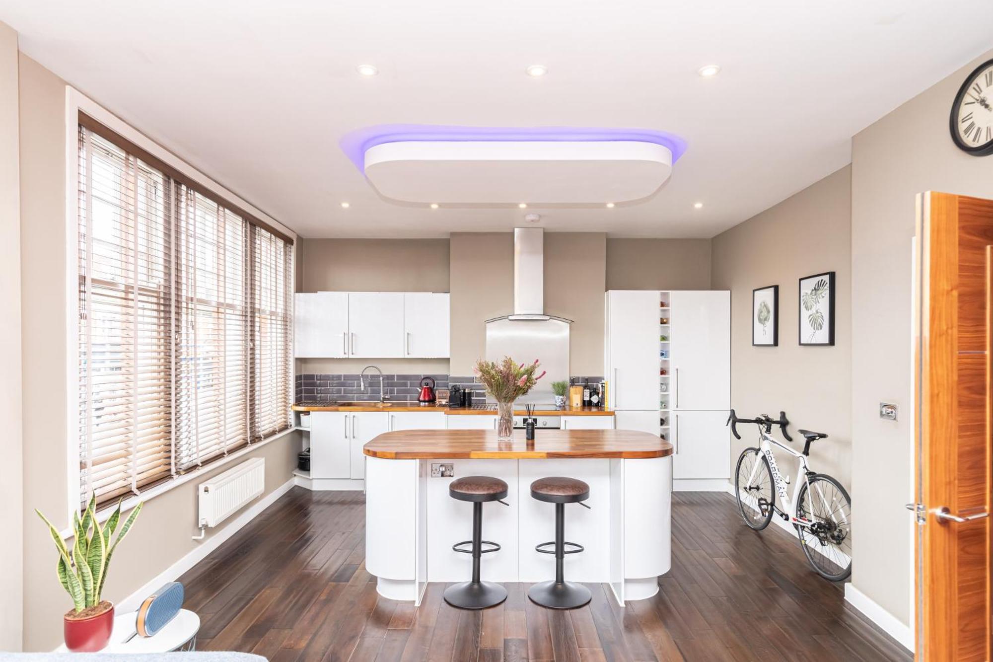 Apartment Bright, Modern & Spacious Two Bedroom In Prime Spot *